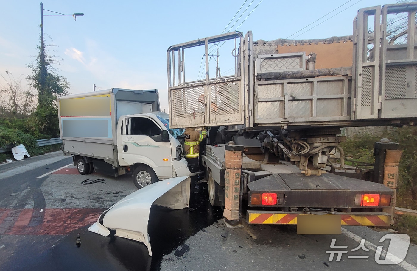 31일 오후 4시51분쯤 충북 청주시 서원구 남이면 한 도로에서 A 씨(25세)가 몰던 1톤 화물차와 마주오던 고소작업차가 충돌했다.(독자 제공)