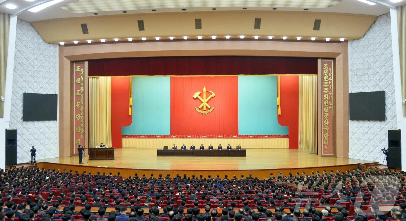 (평양 노동신문=뉴스1) = 북한 노동당 기관지 노동신문은 4일 "우리 당의 창건기념일을 혁명적 대경사로, 전인민적 명절로 뜻 깊게 경축하는 크나큰 긍지와 환희가 온 나라에 굽이치는 속에 조선노동당 창건 80돐(주년) 기념 중앙연구토론회가 3일 인민문화궁전에서 진행되였다＂고 보도했다. [국내에서만 사용가능. 재배포 금지. DB 금지. For Use Only in the Republic of Korea. Redistribution Prohibited] rodongphoto@news1.kr