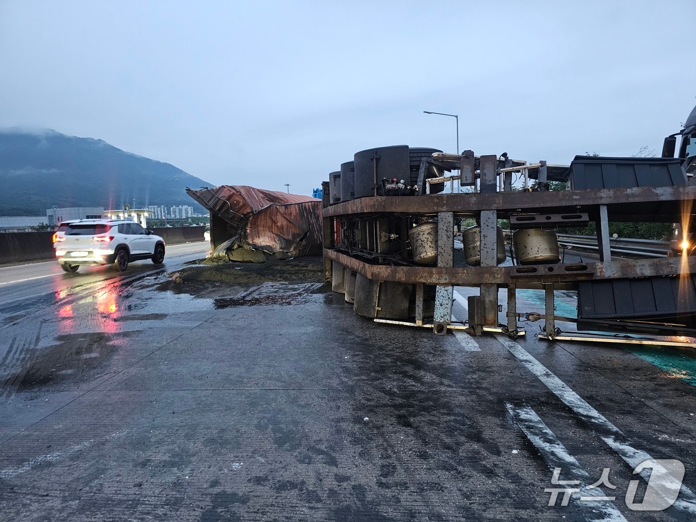 4일 오전 남해고속도로 4중 추돌 사고 현장.&#40;독자제공. 재판매 및 DB 금지&#41;