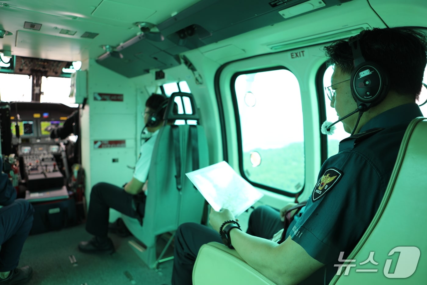 추석 연휴 특별 교통 관리를 위해 헬기로 상황을 살피는 경찰 관계자 &#40;경기북부경찰청&#41;