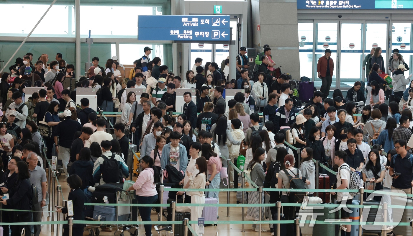 추석 연휴 둘째 날인 4일 오전 인천국제공항 제1여객터미널 출국장이 여행객들로 북적이고 있다. 2025.10.4/뉴스1 ⓒ News1 권현진 기자