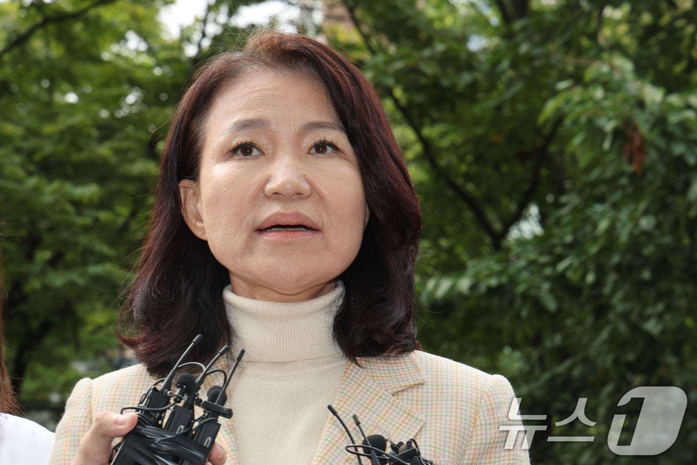 공직선거법·국가공무원법 위반 등 혐의로 체포된 이진숙 전 방송통신위원장이 4일 오후 서울 양천구 서울남부지방법원에서 열린 체포적부심사에 출석하며 입장을 밝히고 있다. 2025.10.4/뉴스1 ⓒ News1 이광호 기자