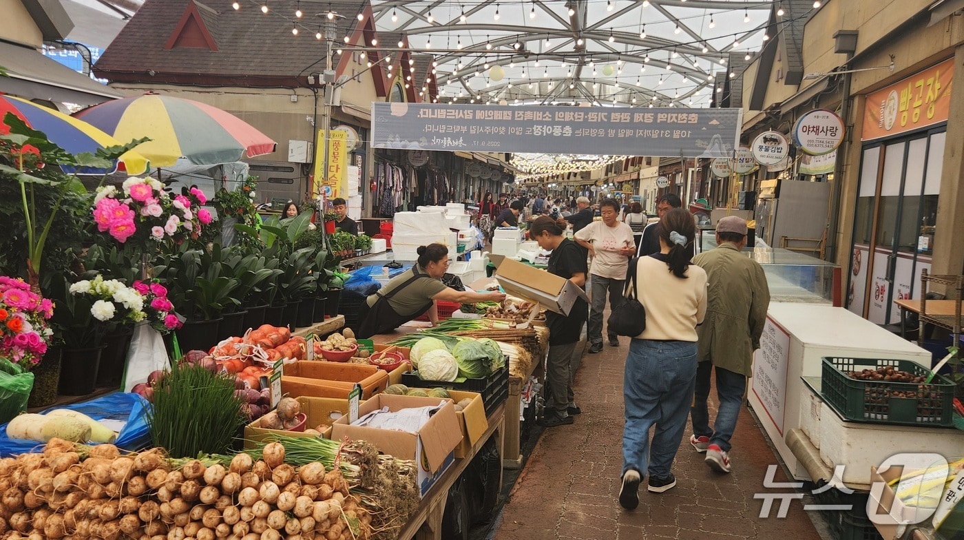 4일 오후 추석 임시장&#40;2~5일&#41;을 운영 중인 춘천 풍물시장에 명절 준비에 나선 주민들의 발길이 이어졌다. 2025.10.4/뉴스1 이종재기자