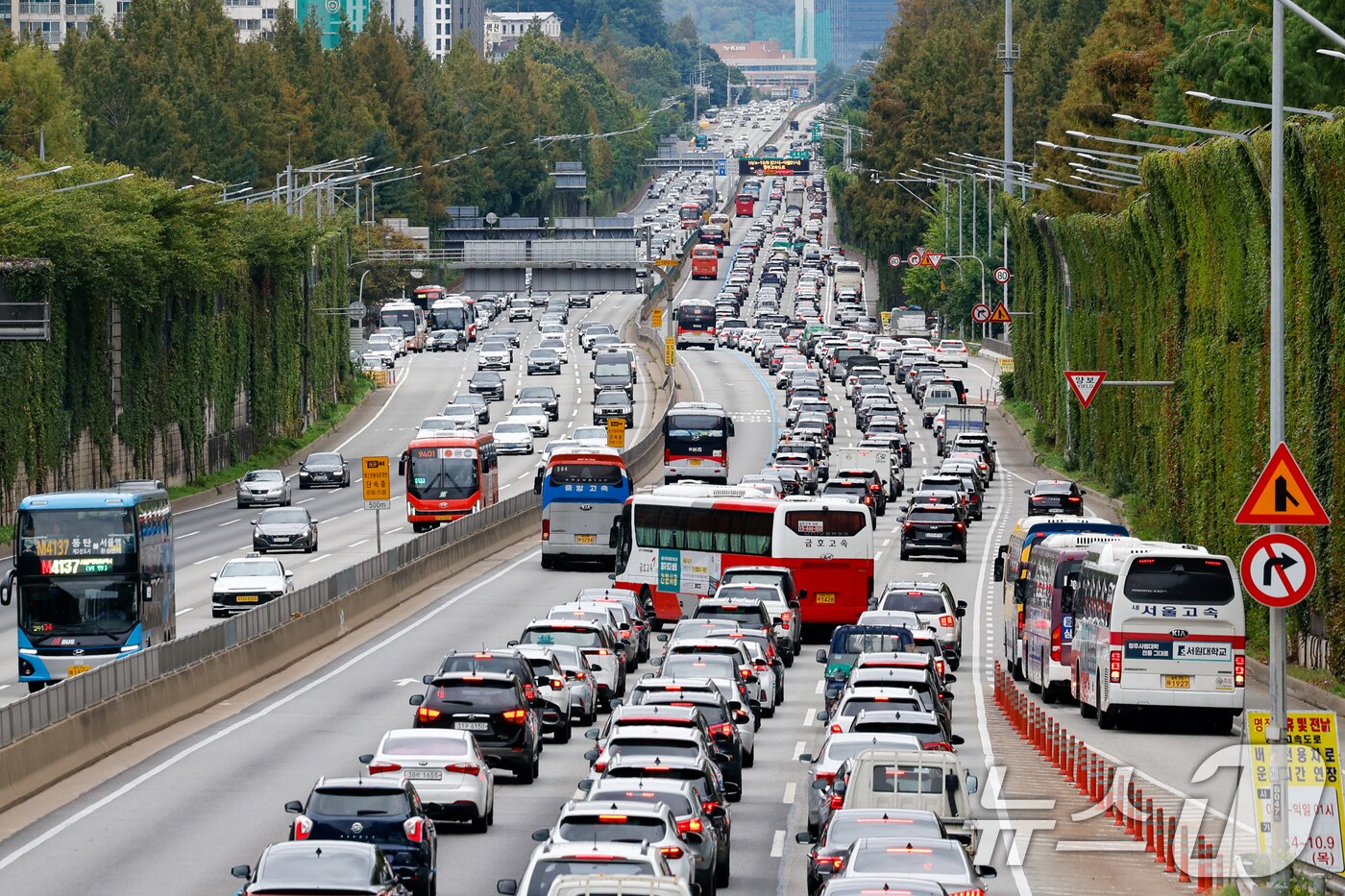 추석 연휴 둘째 날인 지난 4일 서울 서초구 잠원 IC에서 바라본 경부고속도로 부산 방향(하행선)이 귀성 차량으로 정체를 빚고 있다. 2025.10.4/뉴스1 ⓒ News1 안은나 기자