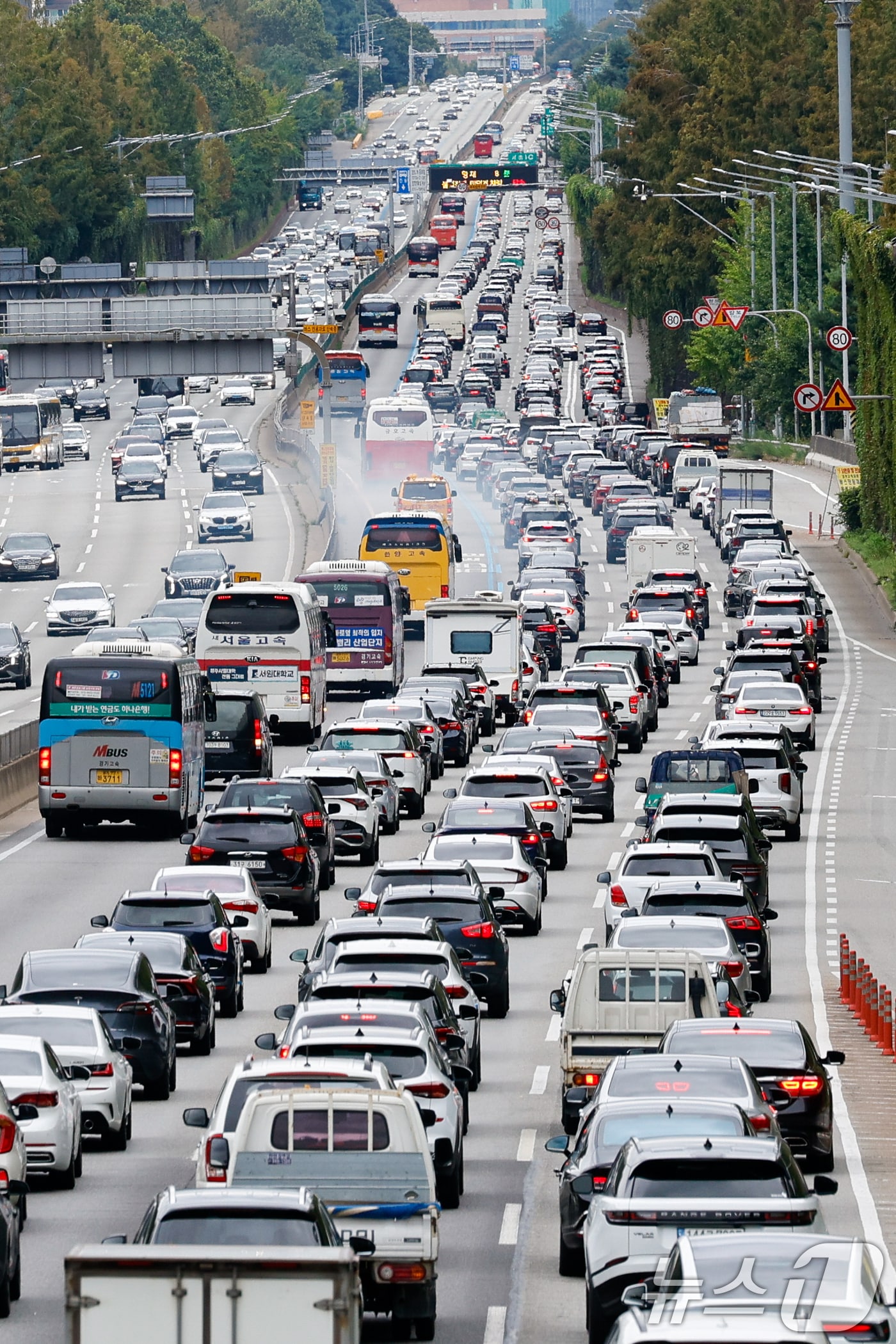 추석 연휴 둘째 날인 4일 서울 서초구 잠원 IC에서 바라본 경부고속도로 부산 방향&#40;하행선&#41;이 귀성 차량으로 정체를 빚고 있다. 2025.10.4/뉴스1 ⓒ News1 안은나 기자