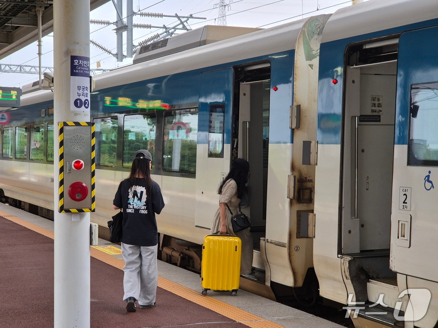 이날 오후 2시 태화강역에서 시민들이 긴 연휴를 맞아 커다란 짐가방을 들고 기차에 오르고 있다.2025.10.4./뉴스1 김세은 기자