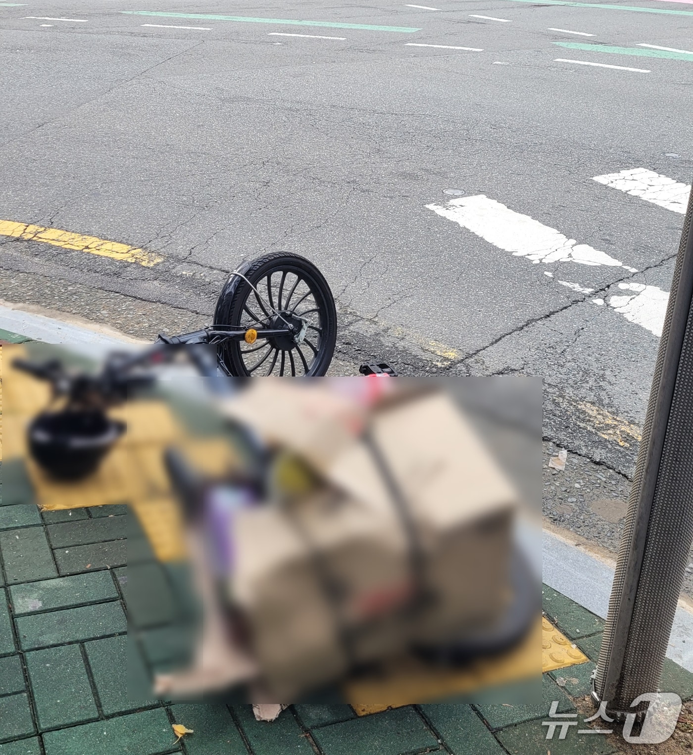 4일 오전 부산 북구 만덕동 교통사고 현장.&#40;부산북부경찰서 제공. 재판매 및 DB 금지&#41;