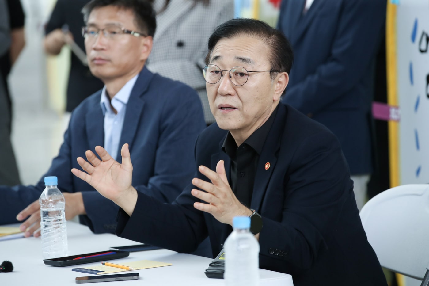 김윤덕 국토교통부 장관이 4일 오후 무안국제공항을 방문해 12.29여객기 참사 희생자 유가족에게 위로의 말을 전하고 있다.&#40;국토교통부 제공&#41;뉴스1ⓒ news1