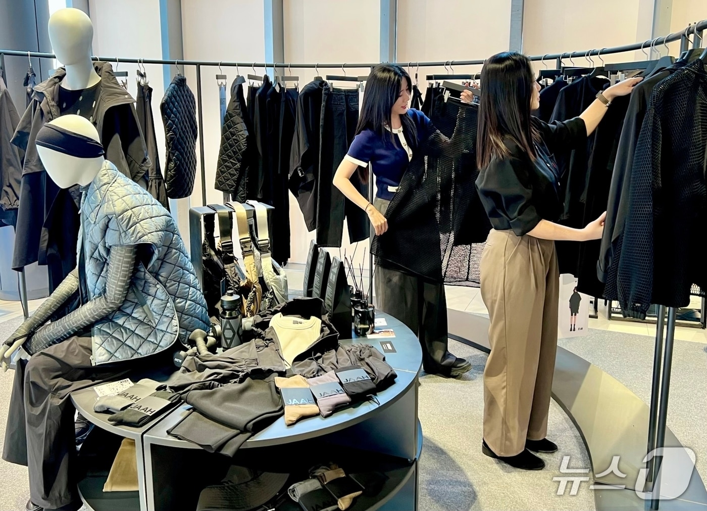 신세계백화점 센텀시티를 찾은 고객들이 자아 팝업매장을 둘러보고 있다.(신세계 센텀시티 제공. 재판매 및 DB 금지)