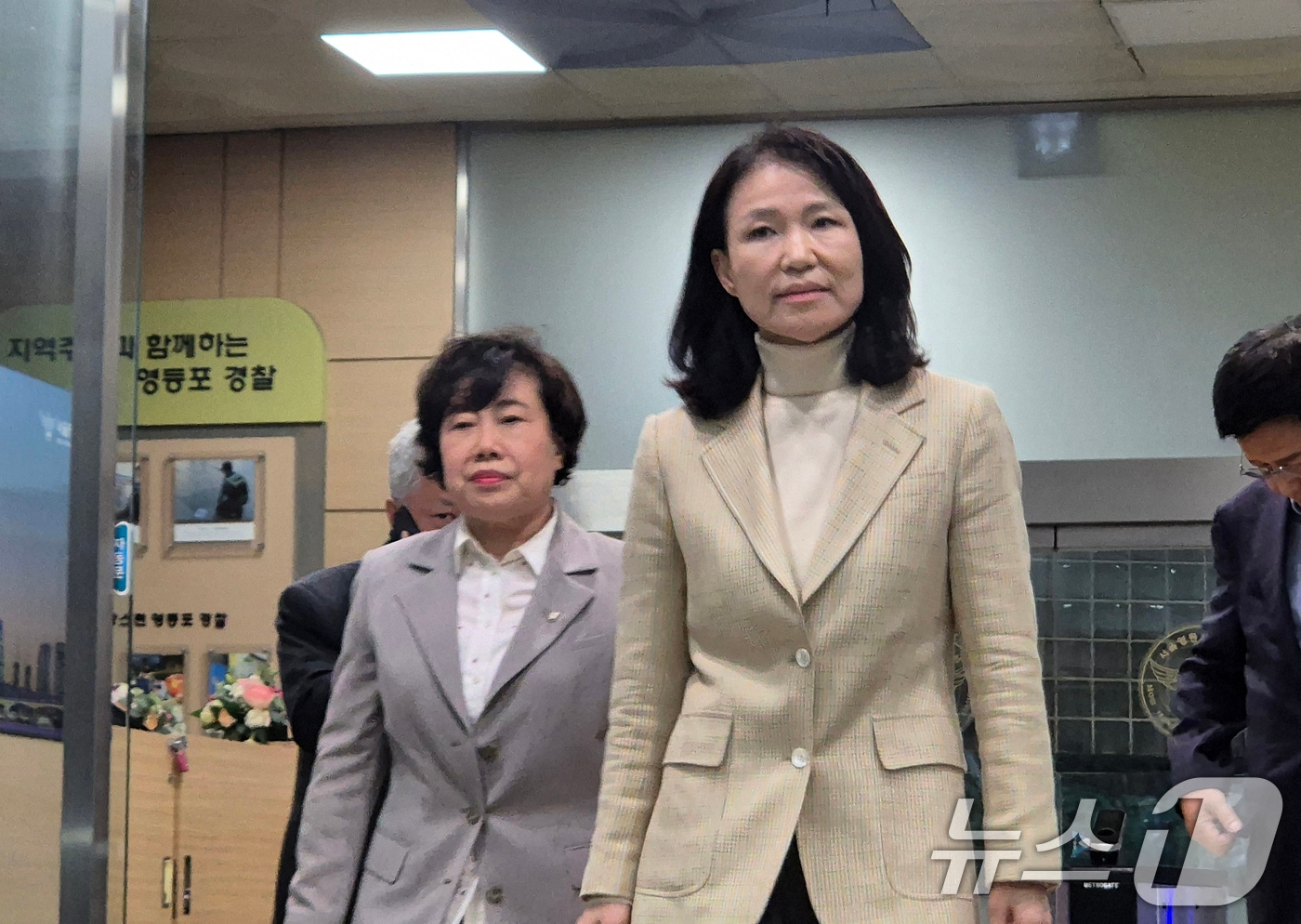 이진숙 전 방송통신위원장이 4일 오후 서울 영등포경찰서에서 석방돼 귀가하고 있다. 이날 체포적부심사 심문을 진행한 법원은 이 전 위원장의 청구를 인용했다. 2025.10.4/뉴스1 ⓒ News1 신윤하 기자