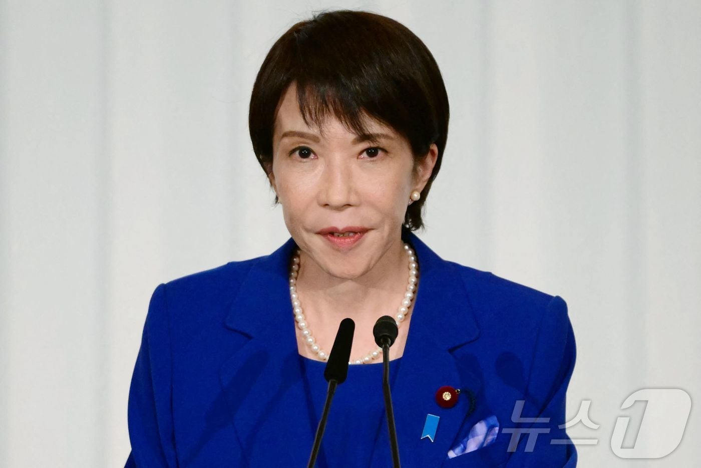 다카이치 사나에가 4일 도쿄에서 자민당 총재 선거 후 당선 기자회견을 하고 있다. "새로운 시대를 열었다"고 연설한 다카이치는 일본 역사상 최초의 여성 총리가 될 전망이다. ⓒ AFP=뉴스1 ⓒ News1 안은나 기자