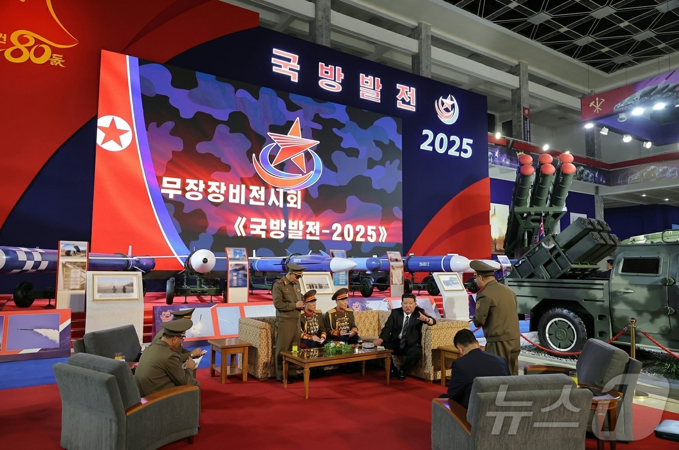&#40;평양 노동신문=뉴스1&#41; = 북한 노동당 기관지 노동신문은 5일 &#34;무장장비전시회 &#39;국방발전-2025&#39;가 지난 4일 수도 평양에서 성황리에 개막했다＂라고 보도했다. [국내에서만 사용가능. 재배포 금지. DB 금지. For Use Only in the Republic of Korea. Redistribution Prohibited] rodongphoto@news1.kr