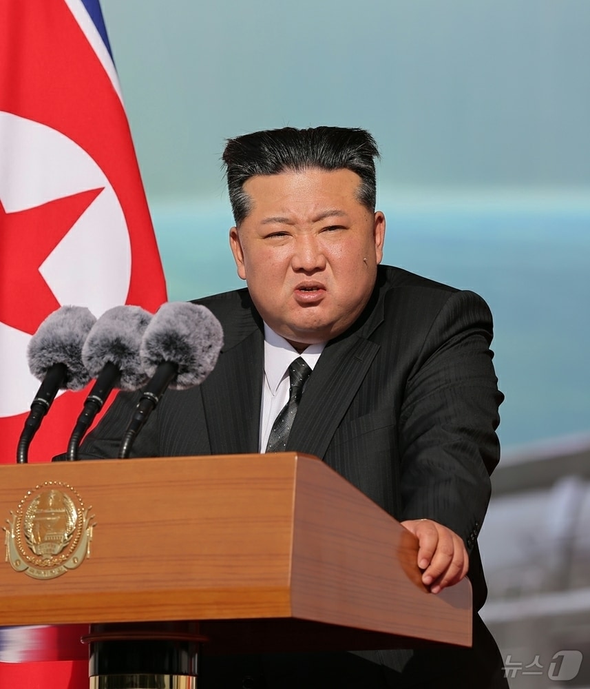 &#40;평양 노동신문=뉴스1&#41; = 북한 노동당 기관지 노동신문은 5일 &#34;무장장비전시회 &#39;국방발전-2025&#39;가 지난 4일 수도 평양에서 성황리에 개막했다＂라고 보도했다. [국내에서만 사용가능. 재배포 금지. DB 금지. For Use Only in the Republic of Korea. Redistribution Prohibited] rodongphoto@news1.kr