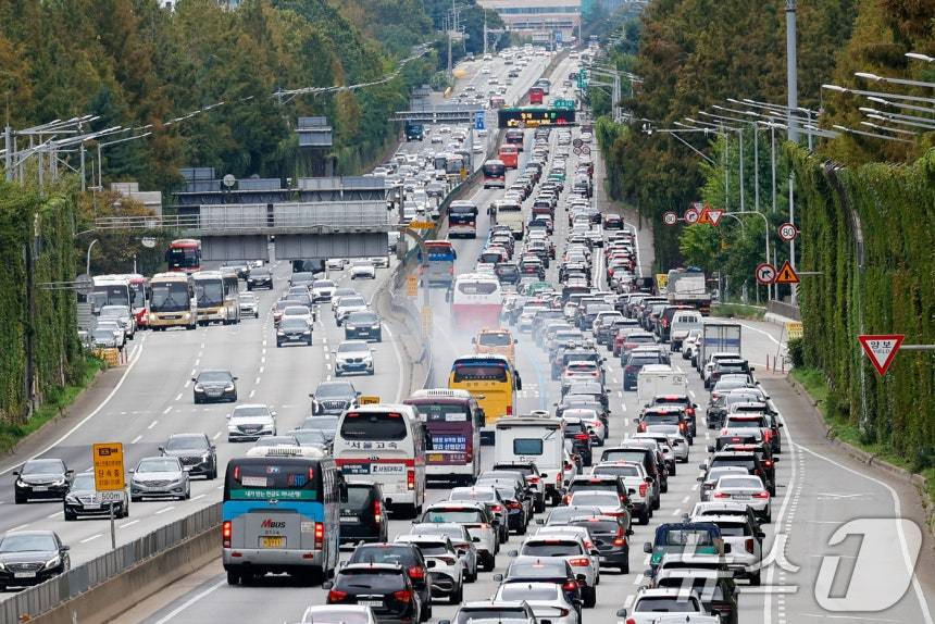 추석 연휴 둘째 날인 4일 서울 서초구 잠원 IC에서 바라본 경부고속도로 부산 방향(하행선)이 귀성 차량으로 정체를 빚고 있다. 2025.10.4/뉴스1 ⓒ News1 안은나 기자