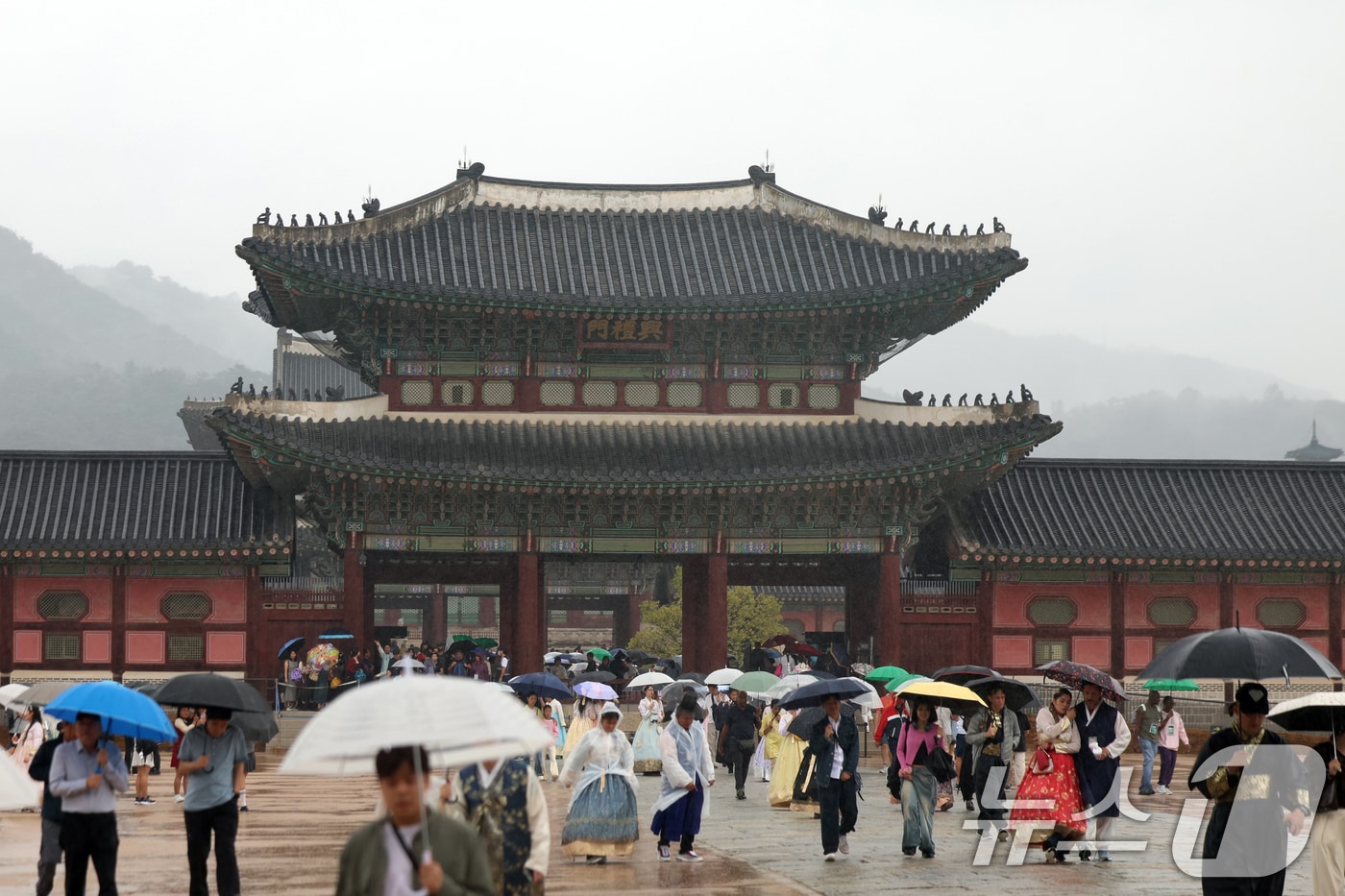 지난 5일 오전 서울 경복궁에서 관람객들이 우산을 들고 발걸음을 옮기고 있다. 2025.10.5/뉴스1 ⓒ News1 황기선 기자