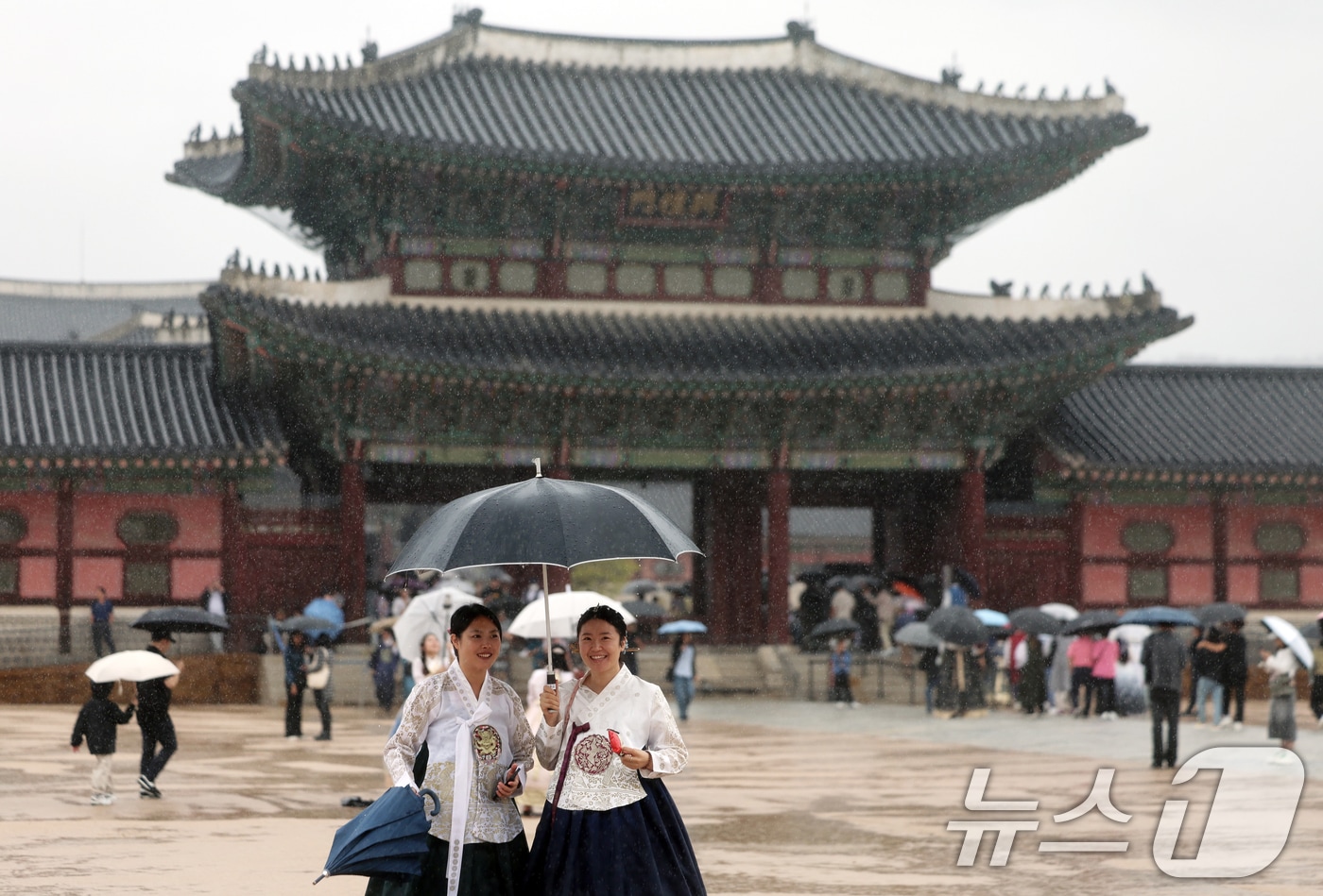 추석 명절을 하루 앞둔 5일 오전 서울 경복궁에서 외국인 관광객들이 내리는 비와 함께 즐거운 시간을 보내고 있다. 2025.10.5/뉴스1 ⓒ News1 황기선 기자