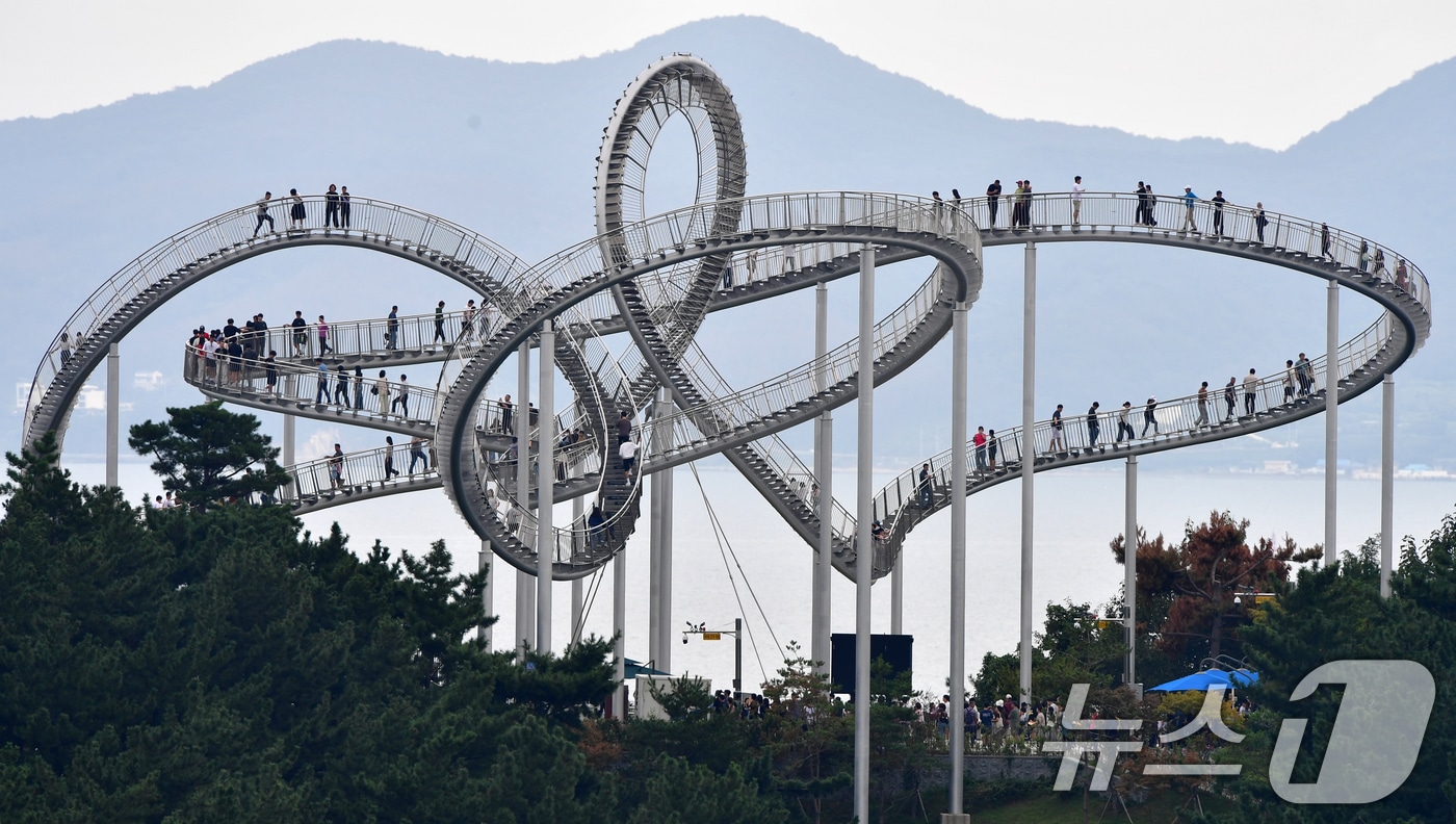 추석 연휴 사흘째인 5일 경북 포항시 북구 환여동 스페이스워크에서 귀성객과 관광객들이 연휴를 즐기고 있다. 2025.10.5/뉴스1 ⓒ News1 최창호 기자