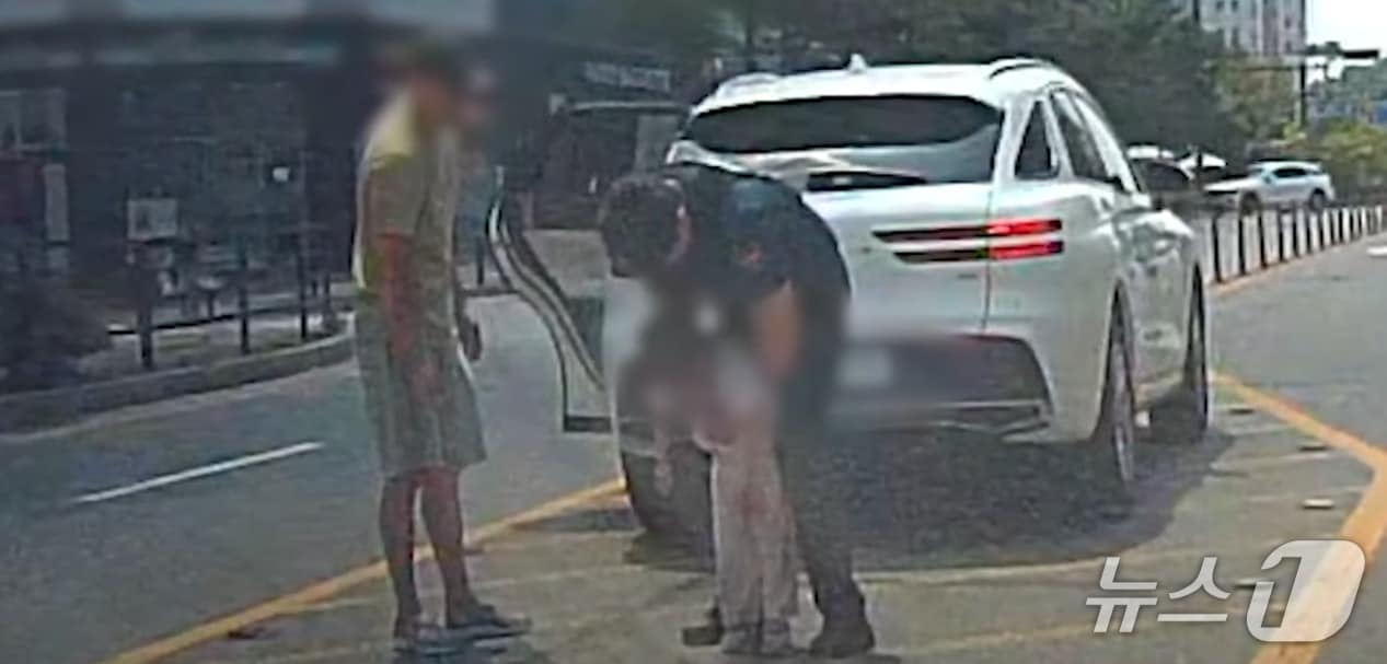 지난 8월 24일 낮 경기 고양경찰서 도래울지구대 소속 양준철 경사가 목에 사탕이 걸려 숨을 쉬지 못하는 A 양(5)을 상대로 하임리히법을 실시하고 있다. (경기북부경찰청 제공. 재판매 및 DB 금지) 2025.10.5/뉴스1