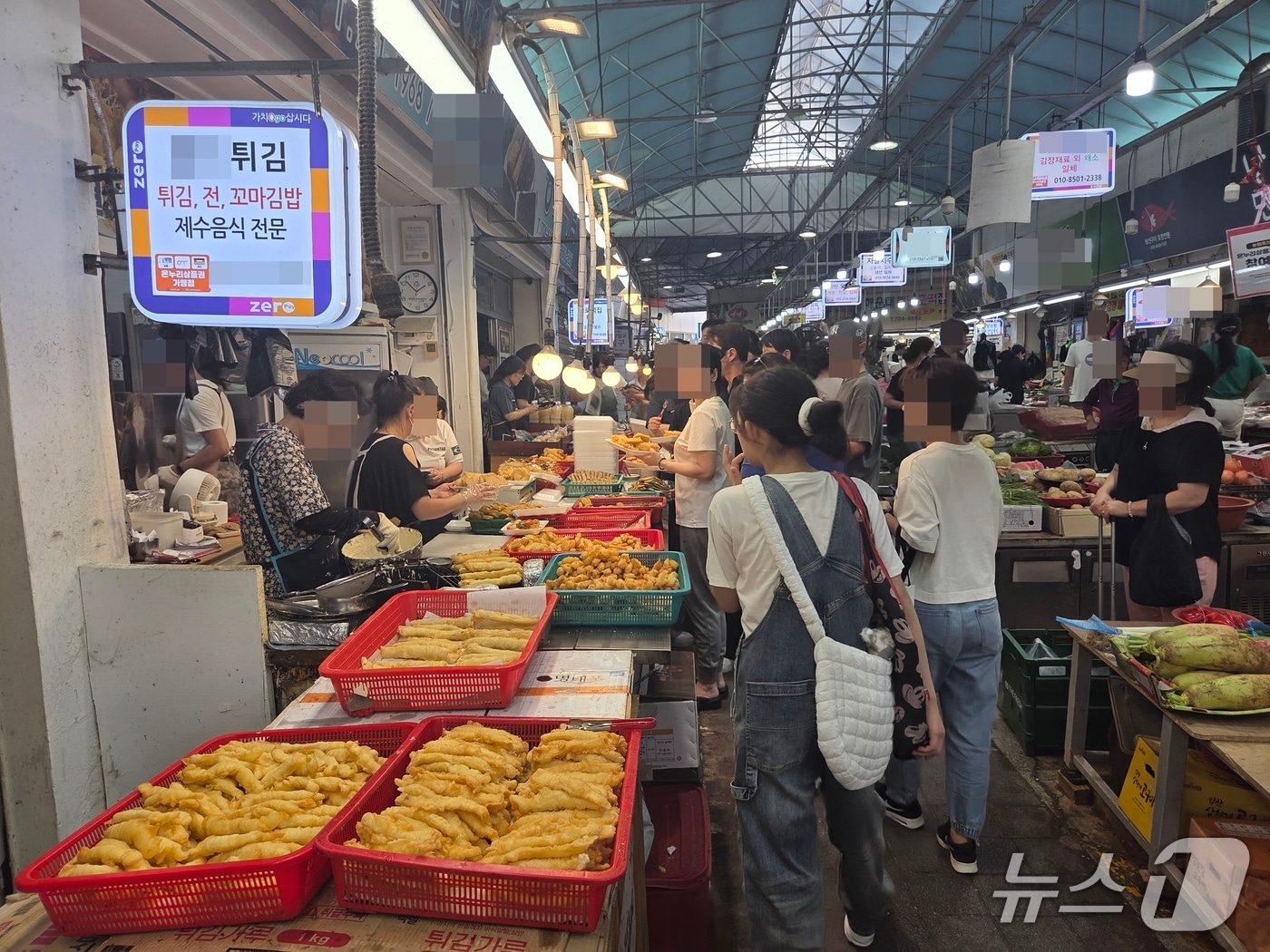 5일 오후 부산 해운대구 좌동 재래시장에 손님들의 발길이 이어지고 있다. 2025.10.5/뉴스1 김태형기자