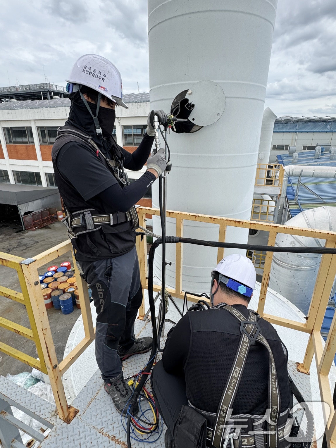 광주보건환경연구원 굴뚝먼지 시료채취 숙련도 평가.(광주시 제공. 재판매 및 DB 금지)