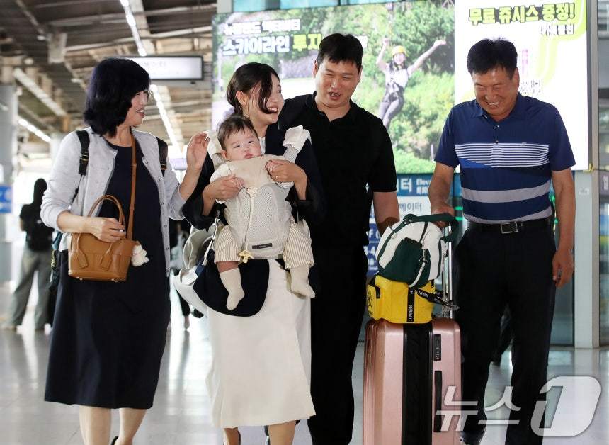 추석 연휴를 하루 앞둔 2일 오후 부산 동구 부산역에 마중 나온 할아버지와 할머니가 일찍 귀성한 아들 부부와 손주를 반기며 환하게 웃고 있다. 2025.10.2/뉴스1 ⓒ News1 윤일지 기자