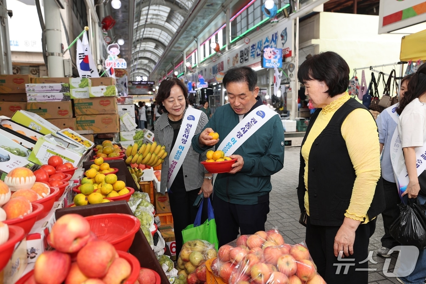 송기섭 충북 진천군수는 5일 추석을 맞아 생거진천전통시장과 진천중앙시장을 찾아 전통시장 장보기 행사를 했다.&#40;진천군 제공&#41;/뉴스1