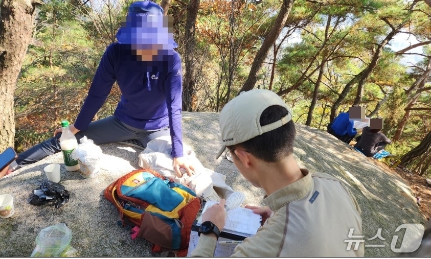 북한산국립공원 특별사법경찰이 자연공원법 금지행위&#40;고지대 음주행위&#41;를 위반한 탐방객을 단속하고 있다.&#40;국립공원공단 제공, 재판매 및 DB금지&#41;