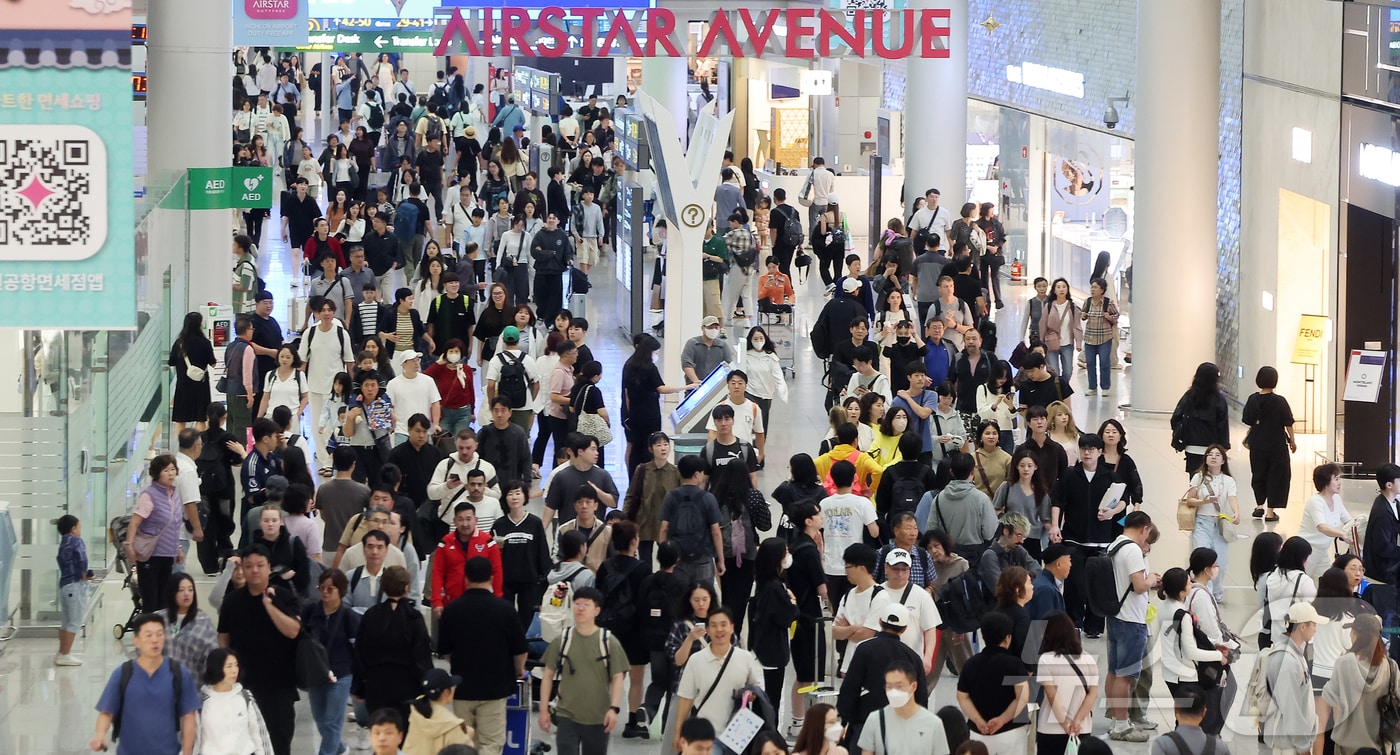 인천국제공항 제1여객터미널 면세구역이 여행객들로 북적이고 있다. 2025.10.6/뉴스1 ⓒ News1 김진환 기자