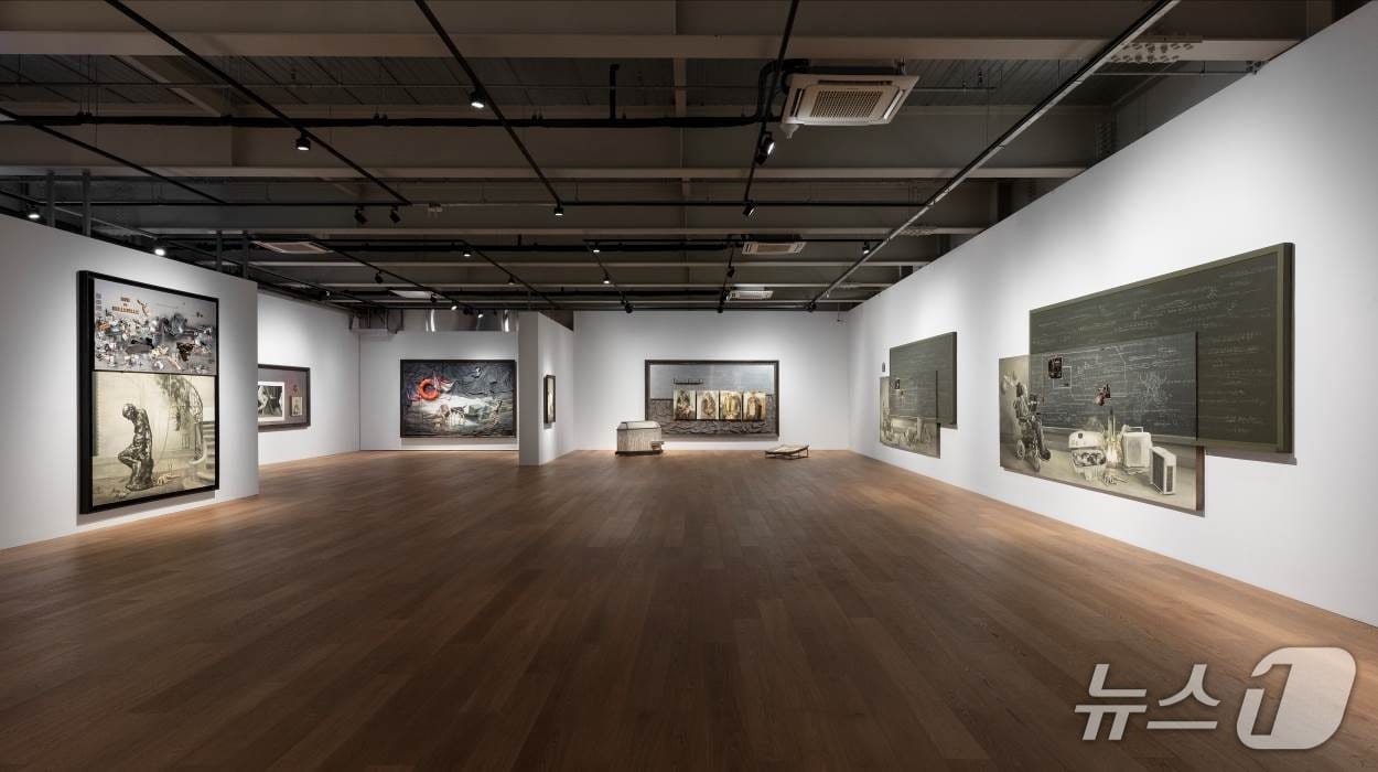 중국 작가 옌헝(Yan Heng)의 개인전 '새벽의 파문에서 고요한 어둠까지' 전시장 전경.(아라리오뮤지엄 제공, 재판매 및 DB 금지)