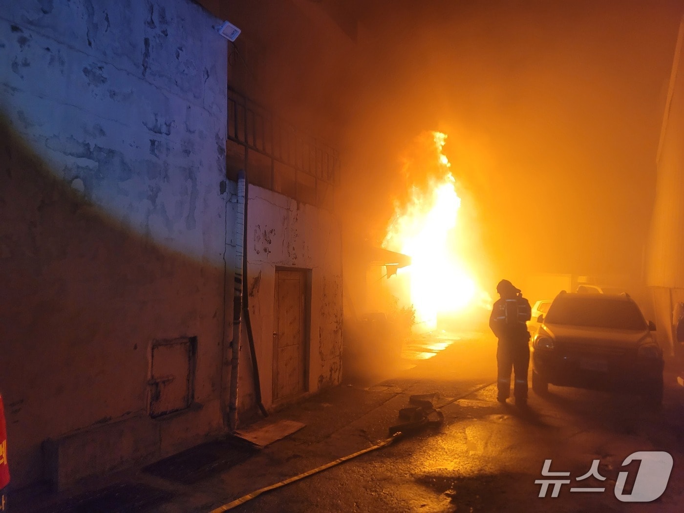 6일 오전 부산 사상구 모라동의 한 아파트 상가 1층에서 불이 나 소방대원이 진화작업을 벌이고 있다. (부산소방재난본부 제공. 재판매 및 DB 금지)