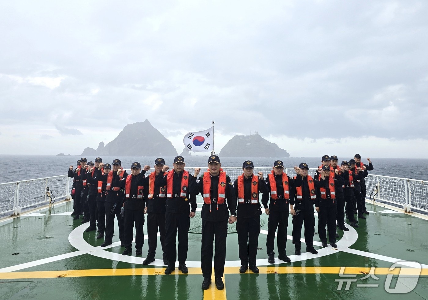 동해해양경찰서 3016함 대원들이 추석 명절인 6일 독도 해상에서 해양주권 수호 의지를 담은 퍼포먼스를 펼치고 있다. (동해해경 제공, 재판매 및 DB 금지) 2025.10.6/뉴스1