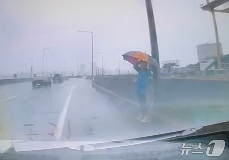 6일 오전 서울 마포경찰서 홍익지구대 소속 경찰이 강변북로를 배회하던 70대 남성을 발견해 무사히 가족에게 인계했다.(서울 마포경찰서 제공)