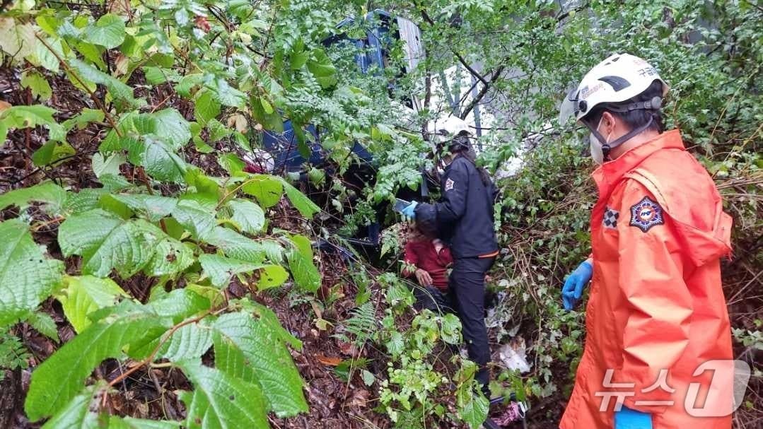 6일 강원 양양 손양면 성묘 차량 추락 현장.(강원도소방본부 제공, 재판매 및 DB 금지) 2025.10.6/뉴스11