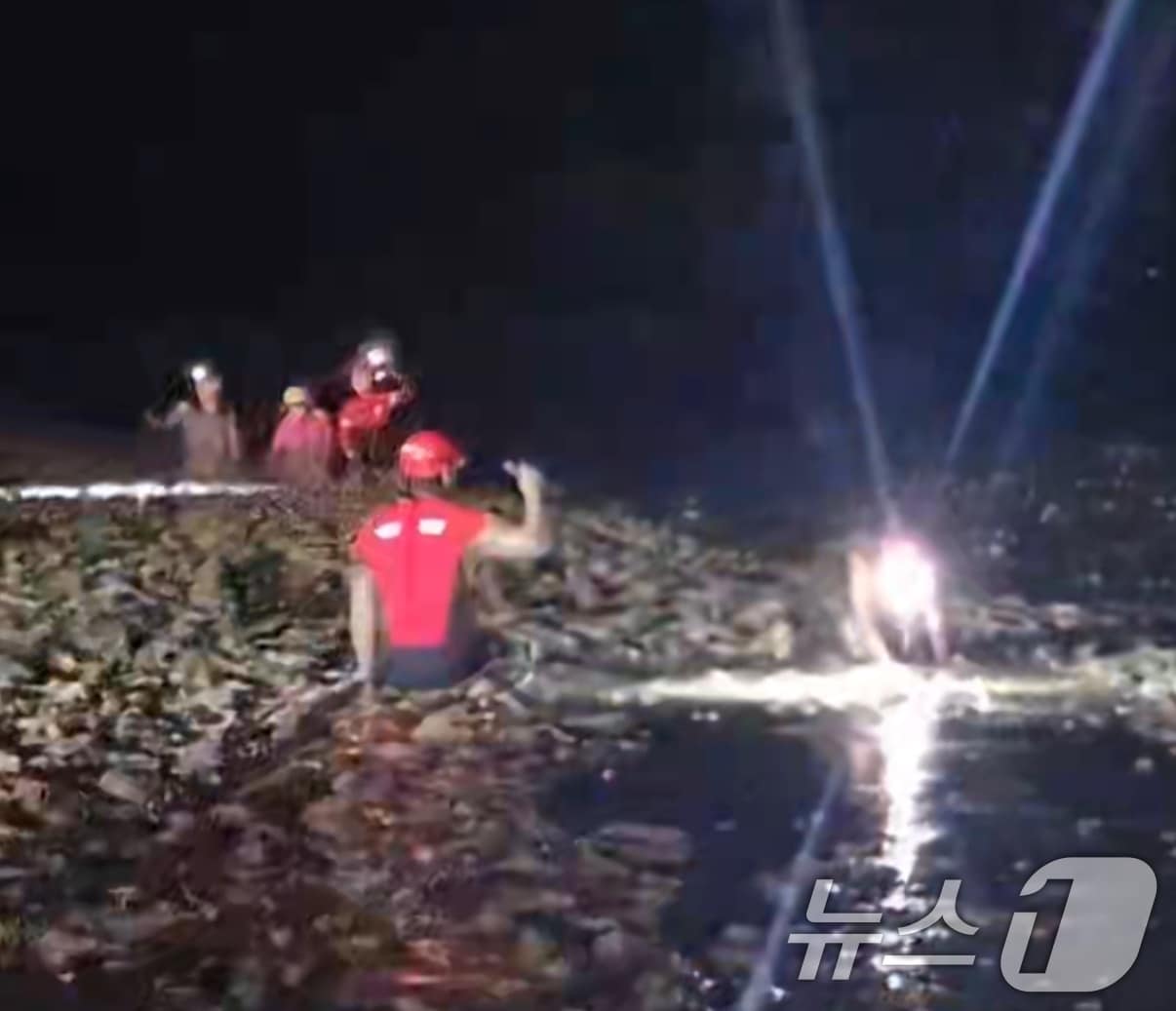 추석 명절 당일이었던 지난 6일 오후 7시 13분쯤 전남 신안군 중도면의 한 갯벌에서 목포해경이 일가족을 구조하고 있다.(목포해경 제공. 재판매 및 DB금지) 2025.10.7/뉴스1