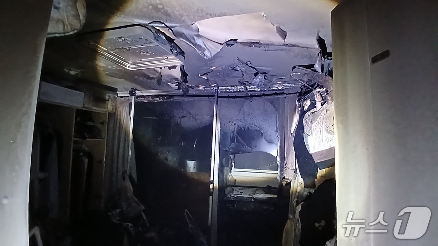 7일 오전 3시 16분쯤 부산 사하구 하단동의 한 25층짜리 아파트 24층에서 불이 났다. 사진은 화재 현장모습&#40;부산소방재난본부 제공. 재판매 및 DB금지&#41;