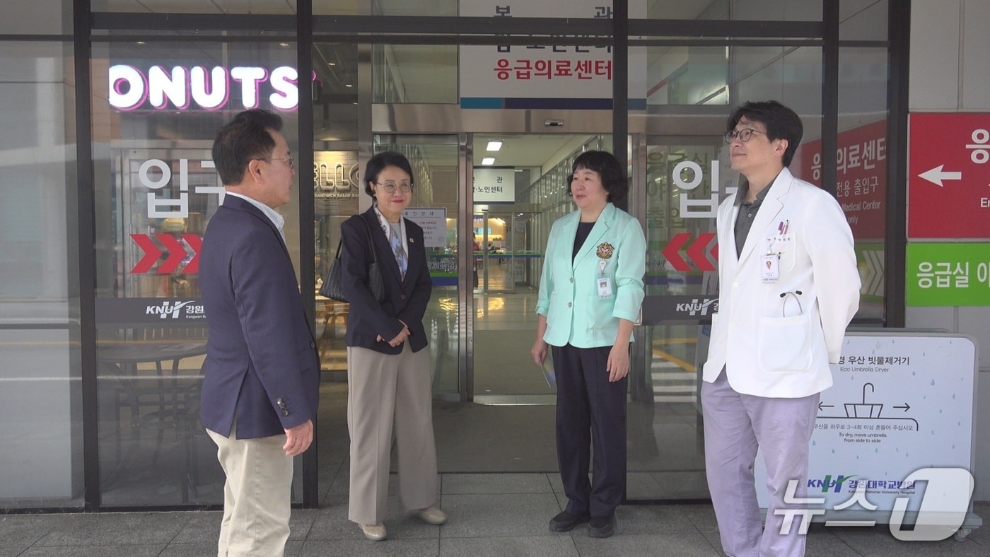 육동한 춘천시장이 7일 강원대병원을 찾아 의료진들을 격려하고 있다.(춘천시 제공, 재판매 및 DB금지)