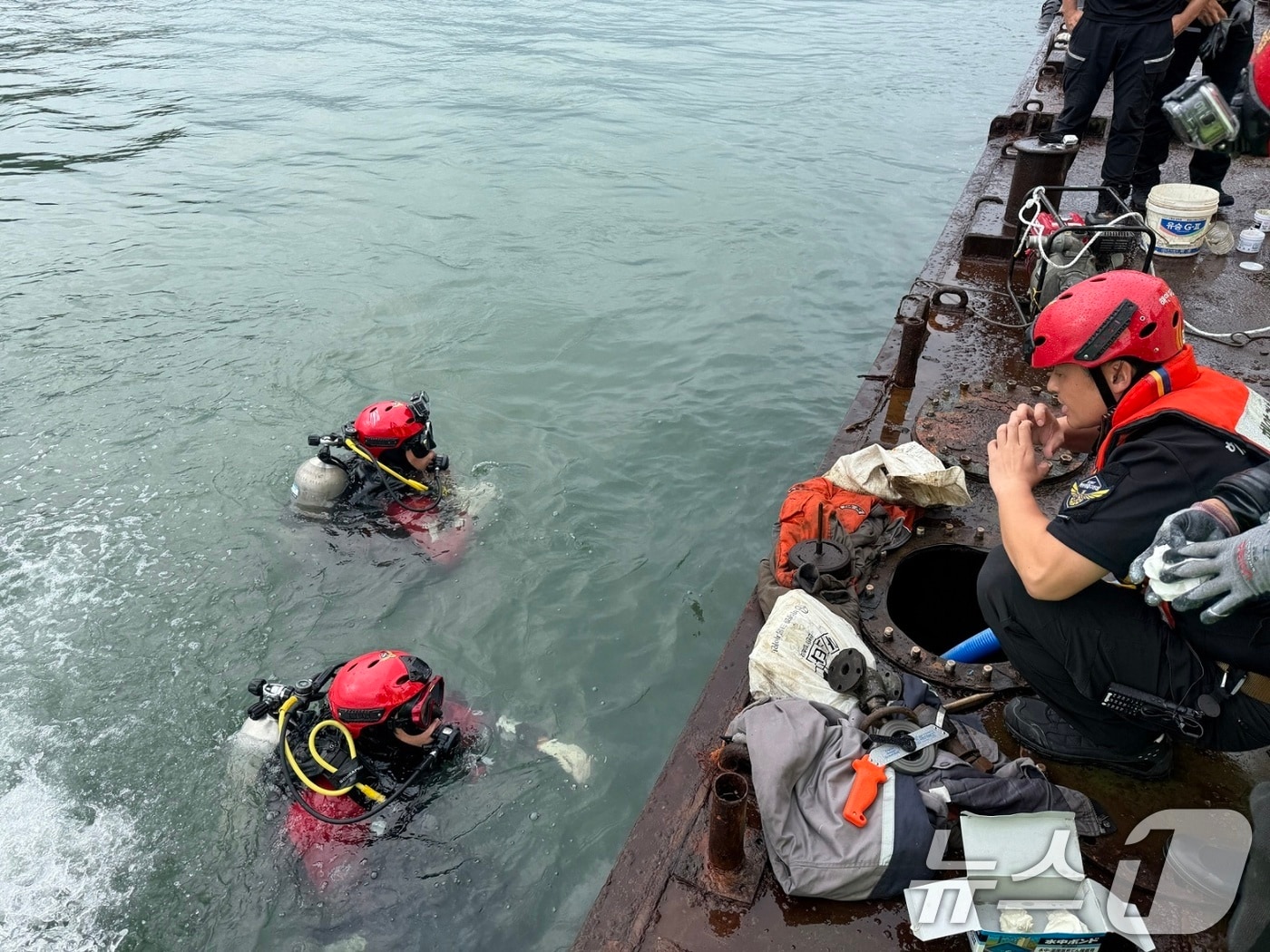 여수해경이 7일 오전 8시 11분쯤 전남 여수시 묘도대교 인근 해상에서 구조작업을 벌이고 있다.(여수해경 제공. 재판매 및 DB금지) 2025.10.7/뉴스1 ⓒ News1