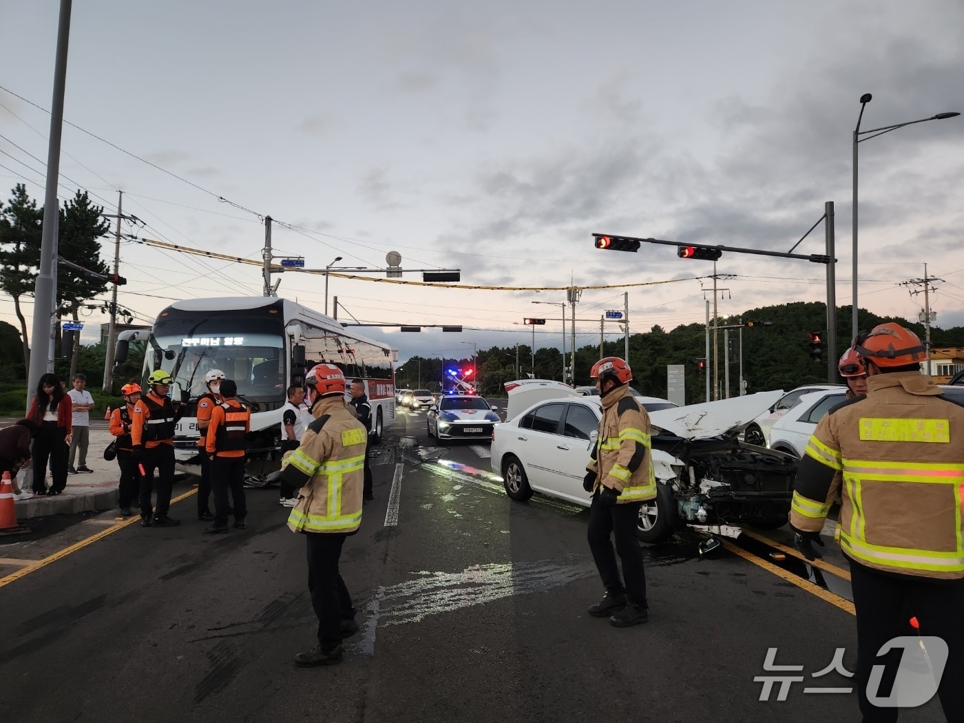 7일 오후 6시2분쯤 제주 서귀포시 성산읍 신양교차로에서 발생한 교통사고 현장.(제주특별자치도 소방안전본부 제공, 재판매 및 DB 금지)