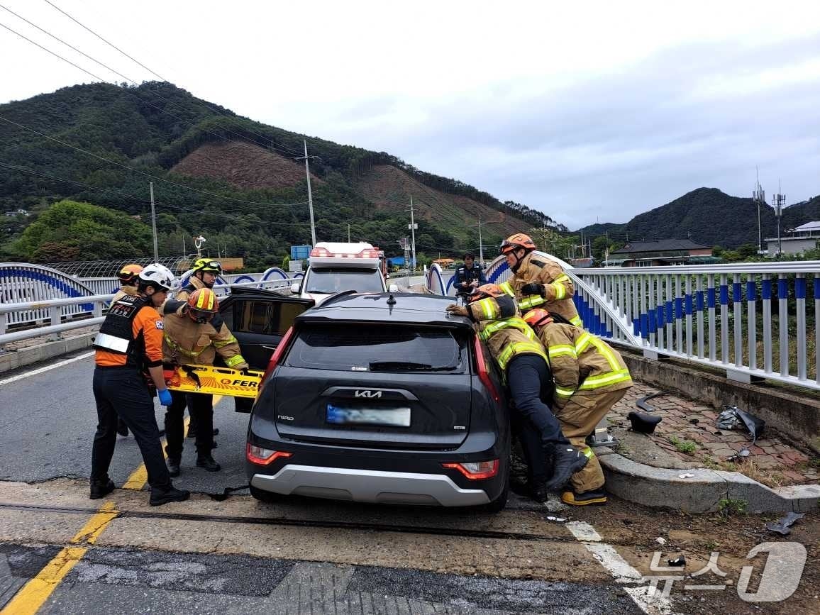 강원 홍천 화촌면 군업리 군업천 다리 교통사고 현장.(강원도소방본부 제공, 재판매 및 DB금지)