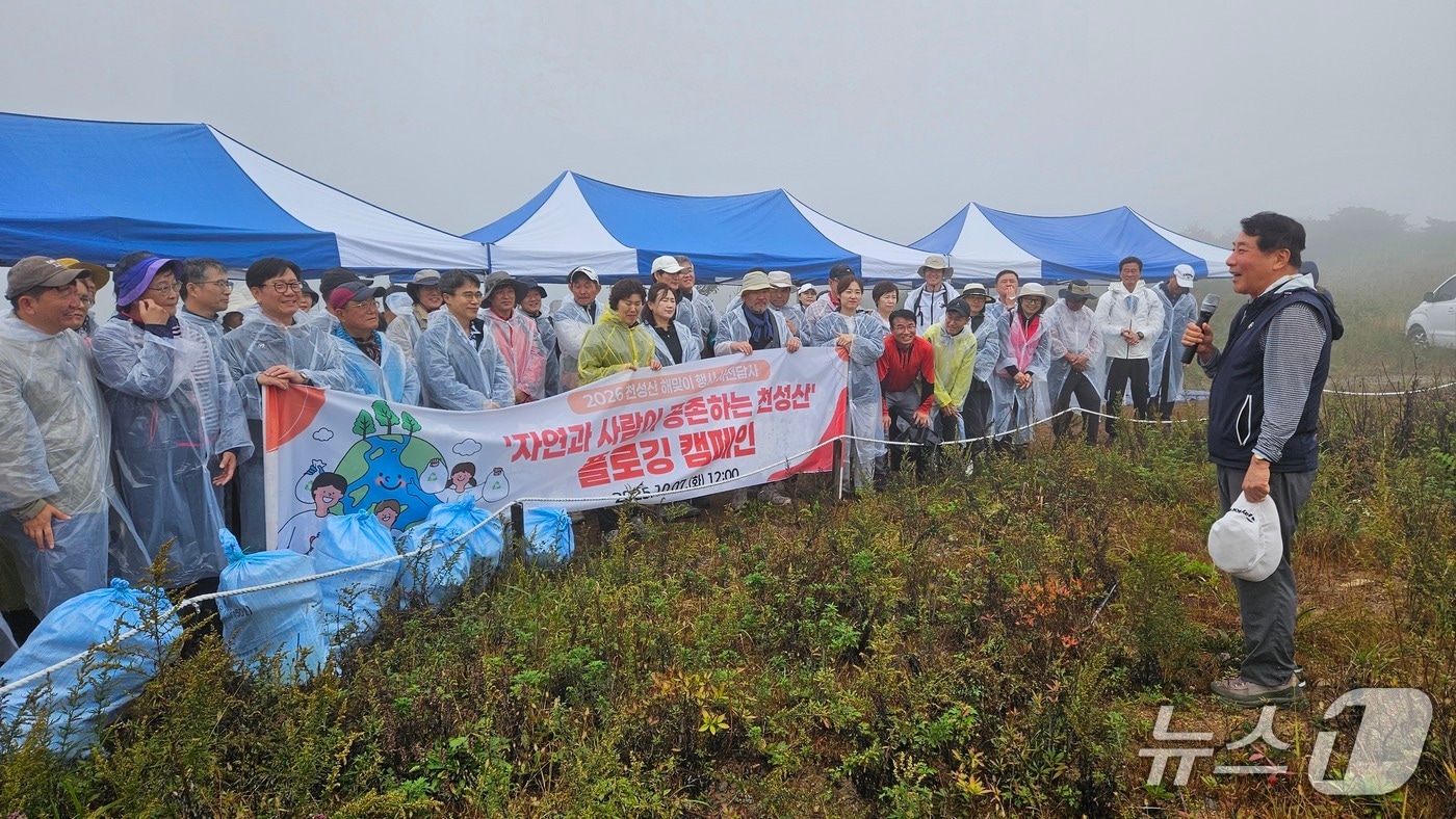 나동연 양산시장(오른쪽)이 7일 천성산 정상에서 신년 해맞이 행사 대비와 습지 보호 등을 위해 산책로 조성 사업을 브리핑하고 있다.(양산시 제공. 재판매 및 DB금지)