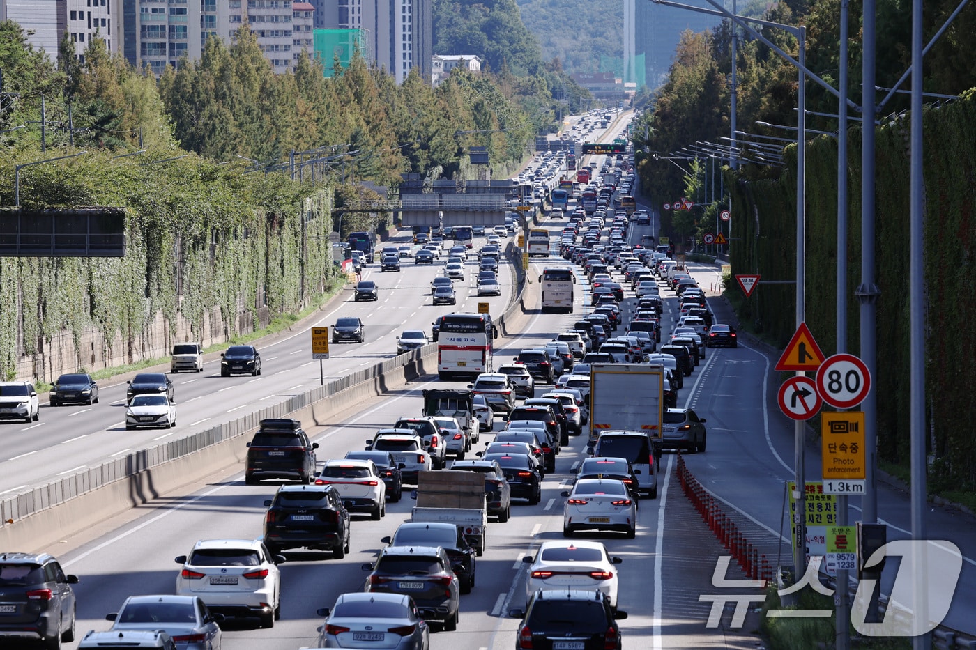 추석연휴 엿새째인 8일 오후 서울 서초구 잠원IC 인근 경부고속도로에서 하행선&#40;오른쪽&#41; 차량들이 서행하고 있다.  2025.10.8/뉴스1 ⓒ News1 구윤성 기자