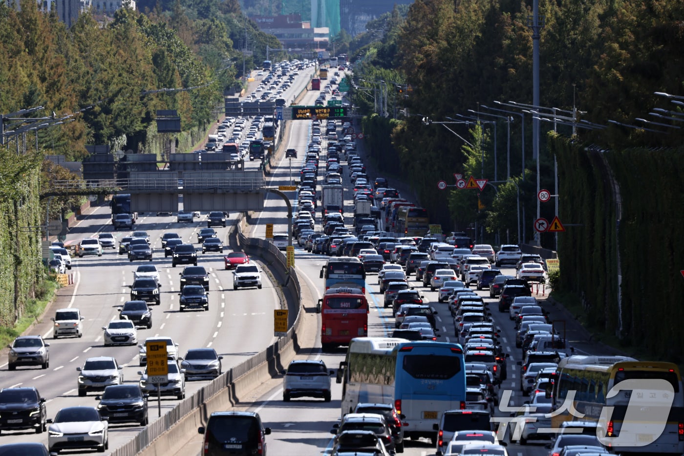 추석연휴 엿새째인 8일 오후 서울 서초구 잠원IC 인근 경부고속도로에서 하행선&#40;오른쪽&#41; 차량들이 서행하고 있다.  2025.10.8/뉴스1 ⓒ News1 구윤성 기자