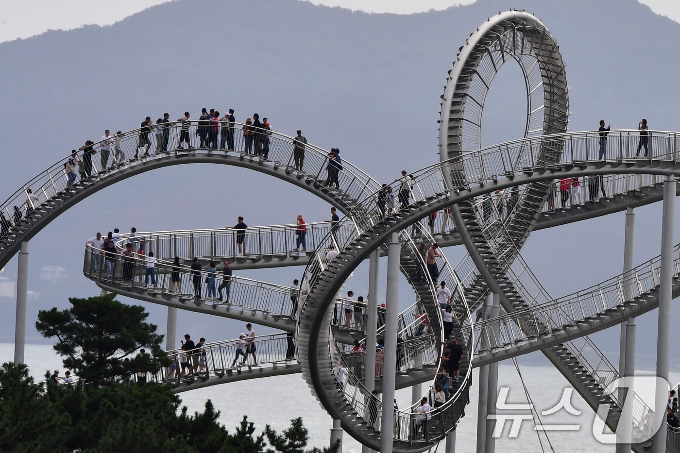 추석 연휴 대체공휴일인 8일 경북 포항시 북구 환여동 스페이스워크에서 관광객들이 연휴를 즐기고 있다. 2025.10.8/뉴스1 ⓒ News1 최창호 기자