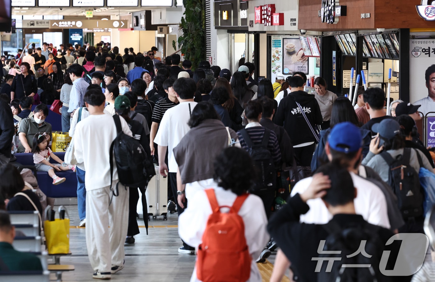 추석연휴 엿새째인 8일 오후 서울 서초구 강남고속버스터미널에서 귀경객들이 버스에서 내려 이동하고 있다. 2025.10.8/뉴스1 ⓒ News1 구윤성 기자