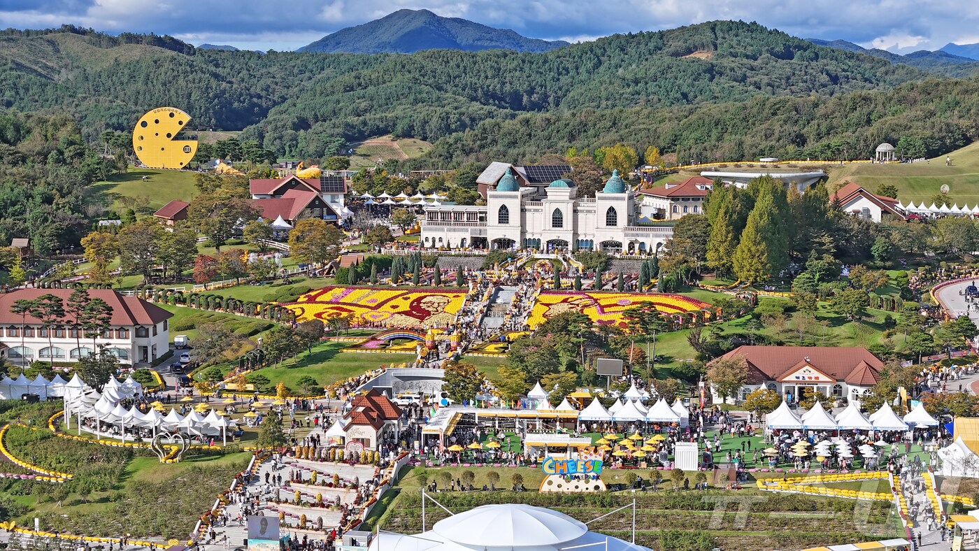 2025 임실N치즈축제 개막날인 8일 전북 임실군 치즈테마파크 일원에 마련된 행사장이 방문객들로 북적이고 있다. (임실군청 제공. 재판매 및 DB 금지) 2025.10.8/뉴스1 ⓒ News1 유경석 기자