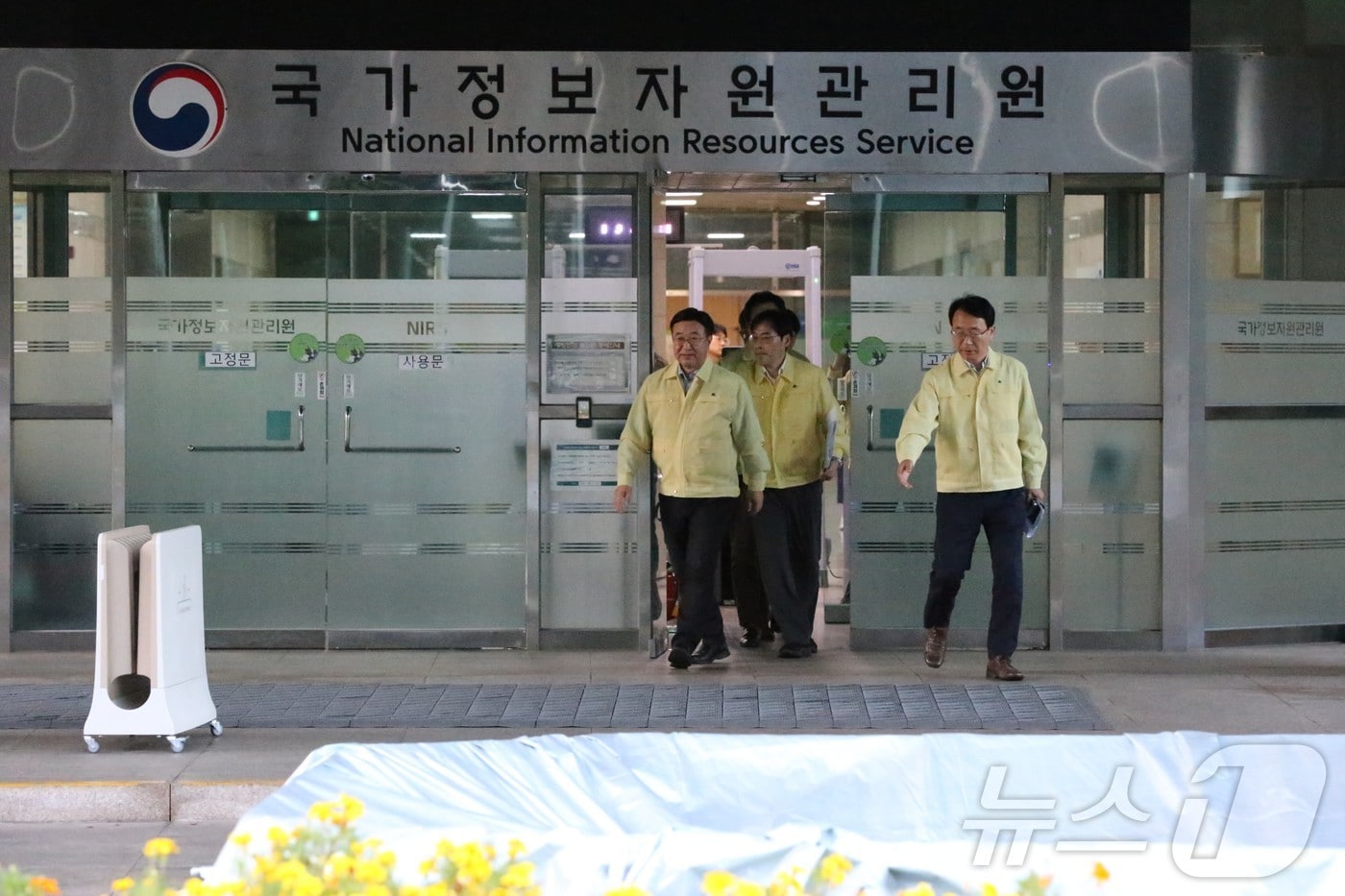 윤호중 행안부 장관이 국가정보자원관리원 화재 현장 점검을 마치고 건물 밖으로 나오고 있다./뉴스1 ⓒ News1 김낙희 기자