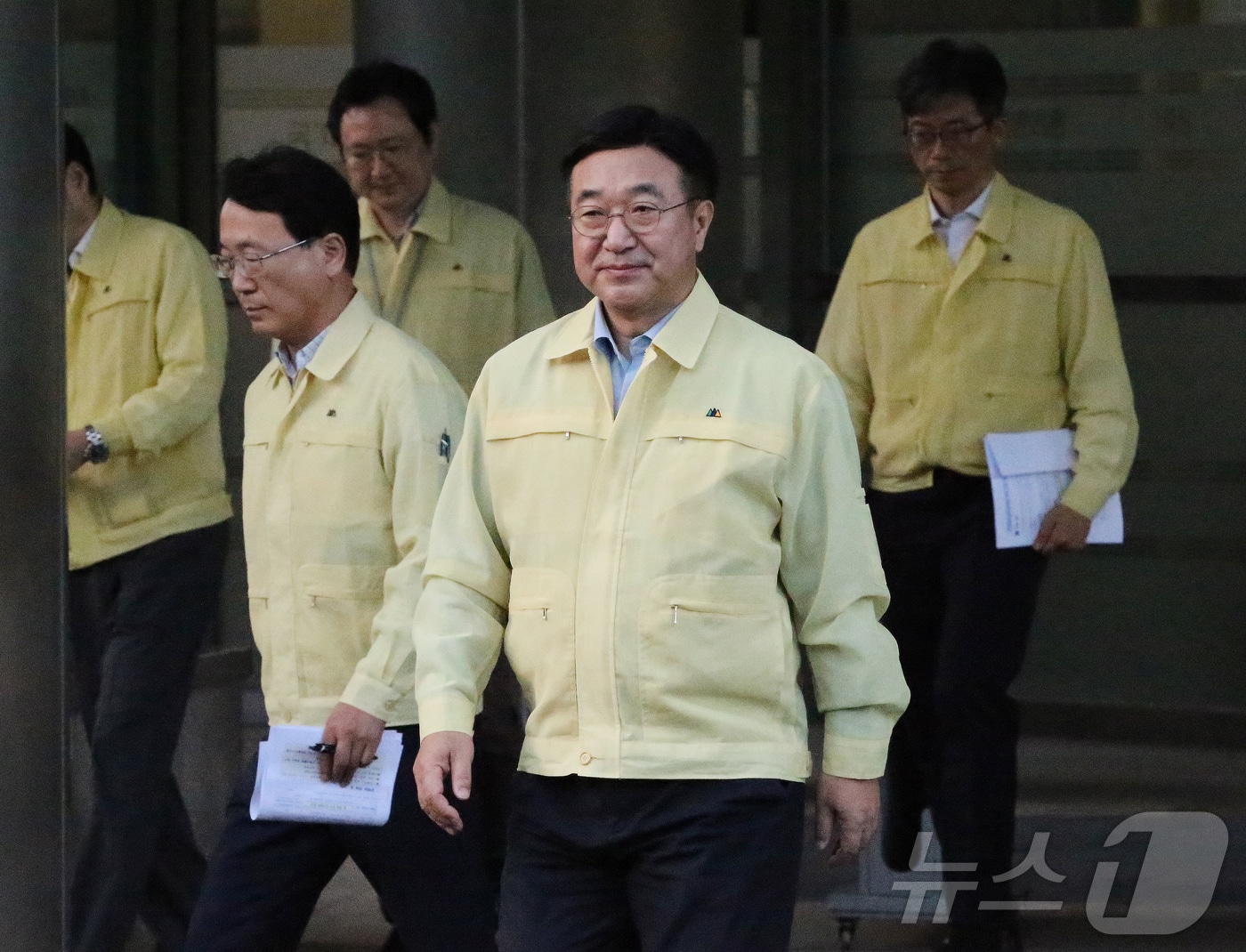 윤호중 행정안전부 장관이 8일 오후 국가정보자원관리원 대전센터에서 행정정보시스템 복구현장을 점검을 마친 뒤 나서고 있다. 2025.10.8/뉴스1 ⓒ News1 김낙희 기자