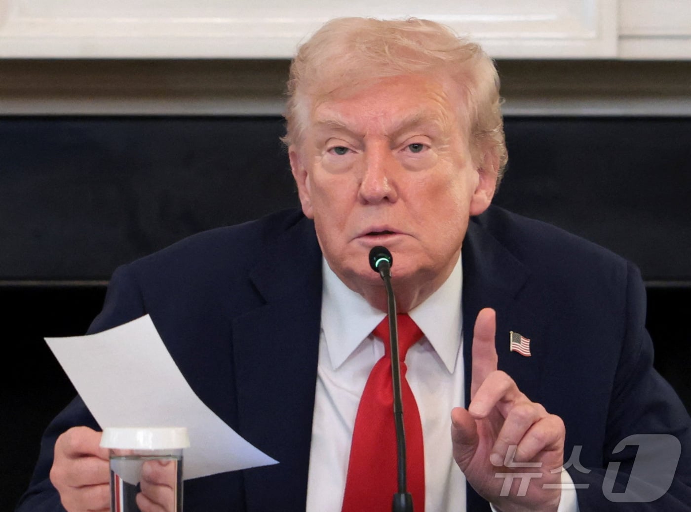 도널드 트럼프 미국 대통령이 8일(현지시간) 미국 워싱턴DC 백악관에서 열린 안티파(ANTIFA, 반파시스트운동) 관련 원탁회의에서 마르코 루비오 국무부 장관으로부터 건네 받은 쪽지를 들고 있다. 트럼프는 해당 쪽지는 가자지구 전쟁 종전안 협상 타결이 임박했다는 내용이라고 밝혔다. 2025.10.08. ⓒ 로이터=뉴스1 ⓒ News1 류정민 특파원