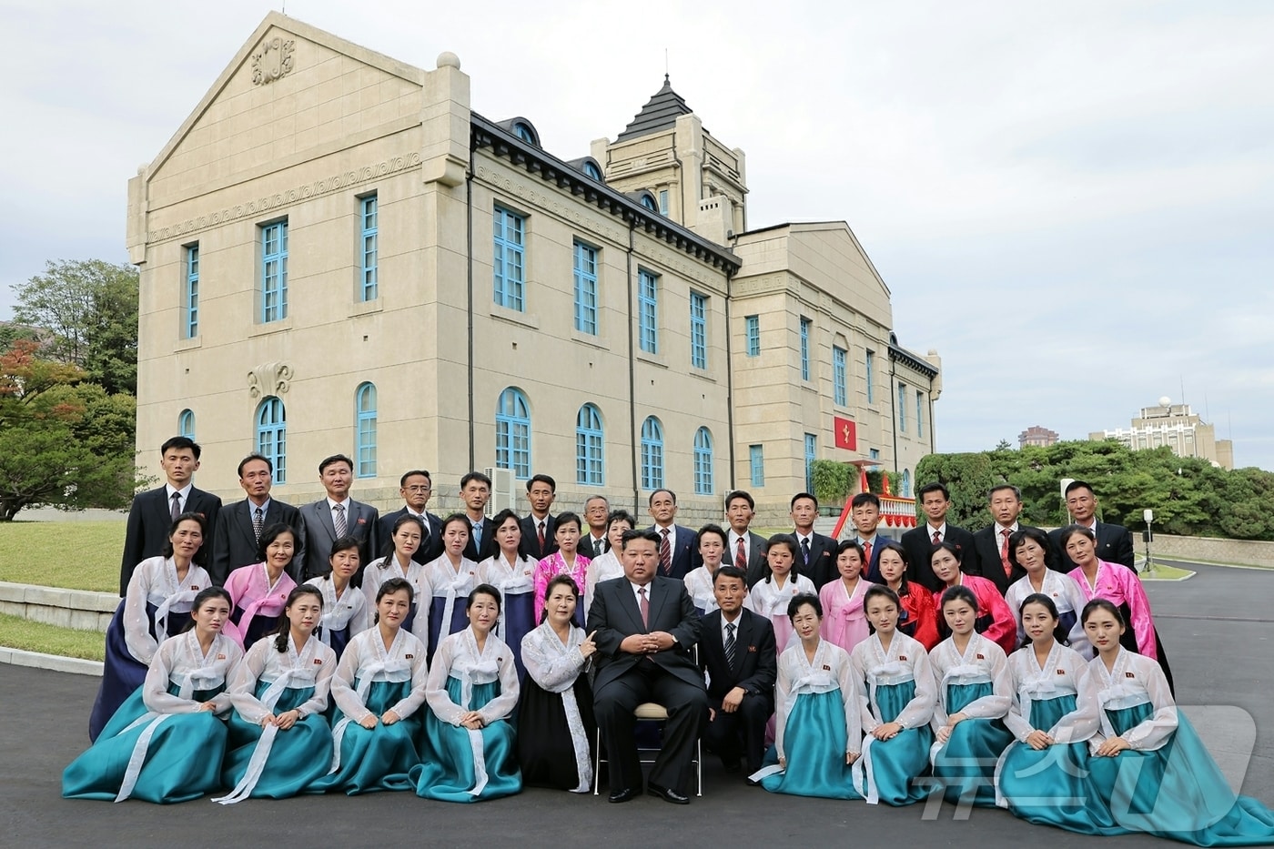 &#40;평양 노동신문=뉴스1&#41; = 북한 노동당 기관지 노동신문은 김정은 당 총비서가 8일 당 창건 사적관을 찾아 &#39;당 창건 80주년&#39; 기념연설을 했다고 9일 보도했다. [국내에서만 사용가능. 재배포 금지. DB 금지. For Use Only in the Republic of Korea. Redistribution Prohibited] rodongphoto@news1.kr