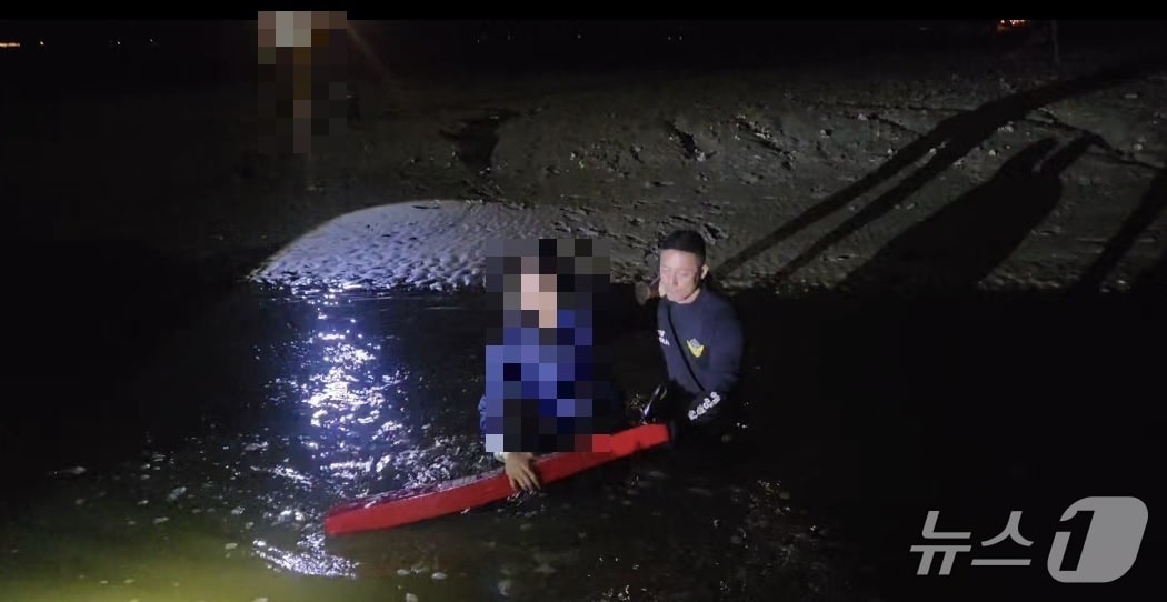  태안해경이 남면 진산리 갯벌에서 해루질을 하다 고립된 30대 남녀를 구조하고 있는 모습. (태안해경 제공, 재판매 및 DB금지) / 뉴스1